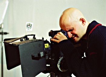 The director looks through the camera eye / Ein schöner Tag (A beautiful day) © 2005 Lanapul Film
