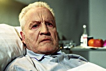 Otto (Manfred Andrae), der Vater von Manuela, im Krankenhaus. © 2005 Lanapul Film