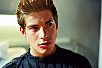 Tobias (Philipp Danne), der Sohn von Manuela, nach seinem  Boxkampf zu Besuch bei seinem Opa. Ein schöner Tag © 2005 Lanapul Film