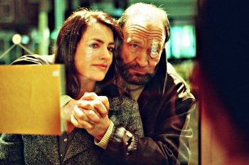 Manuela (Christine Neubauer) und Koballa (Michael Mendl) bitten um Einlass ins Eiscafé. Ein schöner Tag © 2005 Lanapul Film