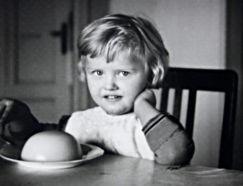 Jürgen Schnitger as a child / UNBROKEN TIES © 2017 Lanapul Film
