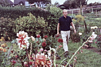 Jürgen in the garden  / UNBROKEN TIES © 2017 Lanapul Film