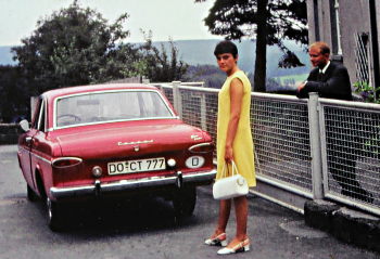 My parents and Jürgens very fast car / UNBROKEN TIES © 2017 Lanapul Film