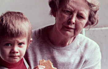 My grandmother Liesel and I / UNBROKEN TIES © 2017 Lanapul Film