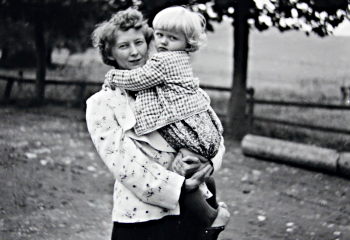 My grandmother and Jürgen / UNBROKEN TIES © 2017 Lanapul Film
