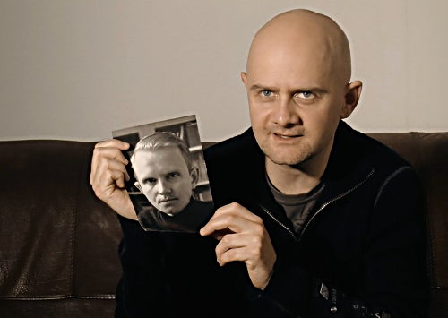 Jörg Schnitger mit einem Foto seines Vaters / DAS BAND IST NICHT GERISSEN © 2017 Schnitger-Film