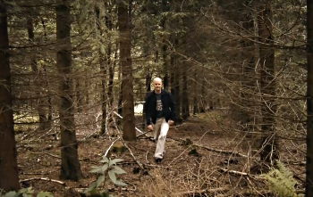 Jörg Schnitger on searching for clues in the forest / UNBROKEN TIES © 2017 Lanapul Film