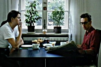 Die Brutale (Stephanie Bosel) und der Verlierer: (Bernd Schmid) am Frühstückstisch. Drei © 1995 Lanapul - Film 