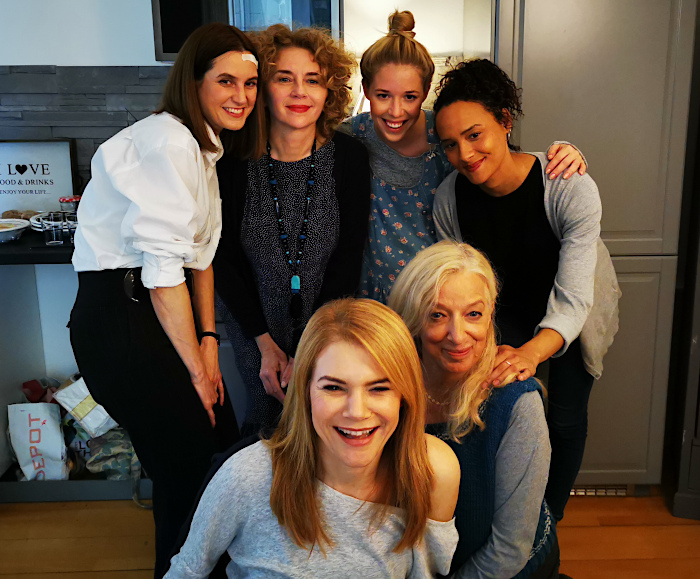 Von Links nach Rechts: Mirijam Verena Jeremic, Valentina Sauca, Josefina Vilsmaier, Salber Williams, Vorne: Silke Popp, Ute Bronder. Los(ge)lassen © 2020 Triarte International & Schnitger Film, Anne Nikitin Music Limited