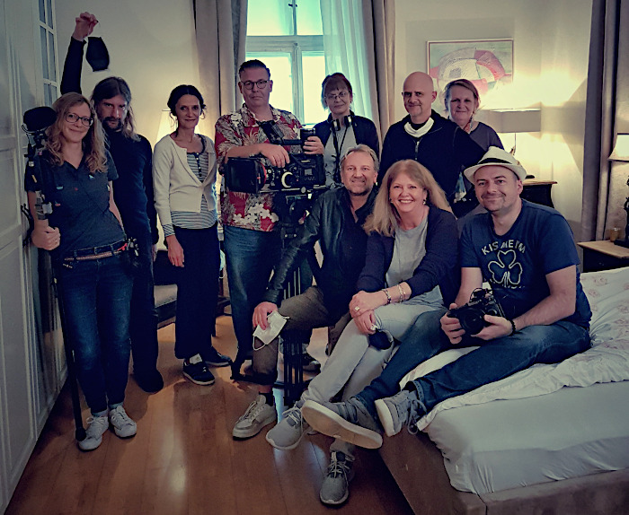 Der Stab (links nach rechts): Antje Reichmann, Tim Höfer, Gissou Milani, Frank Glencairn, Cleopatra Medvetchi, Jörg Schnitger, Partricia Gusovius, (sitting) : Friedrich Altewische, Brigitte Drodtloff, Daniel Schweinert. Los(ge)lassen © 2021 Triarte International & Schnitger Film, Anne Nikitin Music Limited, Foto: Daniel Schweinert